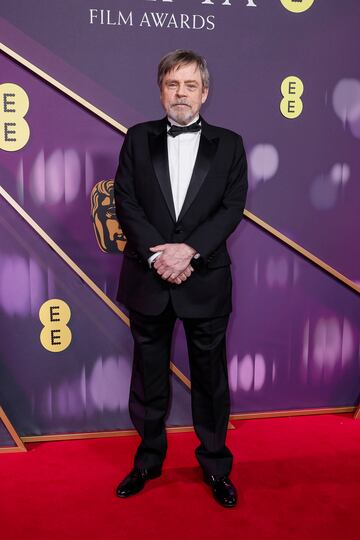 Mark Hamill posa en la alfombra roja de los premios BAFTA 2025 celebrados en el Royal Festival Hall del Southbank Centre de Londres.