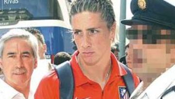<b>LA ATRACCIÓN. </b>El Atlético tuvo un gran recibimiento en Badajoz. Un centenar de personas aguardaron en el hotel su llegada. Fernando Torres y Bianchi fueron los más aclamados.