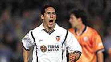 SE LE DA BIEN. Vicente marcó el año pasado ante el Alavés, aunque al Valencia se le escapó la victoria.