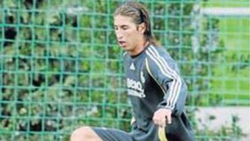 <b>RAMOS: 10 MINUTOS METIENDO CENTROS</b>. La intención de Capello quedó clara en el entrenamiento de ayer. Hizo que Ramos centrara al área durante 10 minutos (como lateral). Según lo ensayado, Helguera volvería a ocupar el puesto de central junto a Cannavaro.