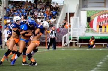 En marzo se retomó la actividad del fútbol americano en bikini en México. La novedosa actividad deportiva se juega en canchas de 50 yardas de largo por 30 yardas de ancho, con ocho jugadoras defensivas, ocho ofensivas y cuatro en reserva. Los partidos se dividen en cuatro cuartos de 15 minutos y un descanso de media hora. A diferencia del fútbol americano masculino, no hay patada de salida ni goles de campo.