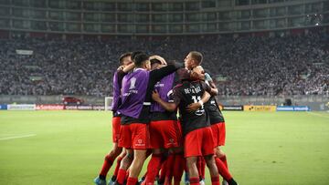 AMDEP9059. LIMA (PERÚ), 06/04/2022.- Jugadores de River celebran un gol de Matías Suárez hoy, en un partido de la Copa Libertadores entre Alianza Lima y River Plate en el estadio Nacional en Lima (Perú). EFE/Paolo Aguilar
