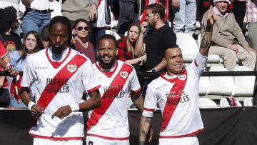 Aboulaye y Beb&eacute; celebran con De Tom&aacute;s su gol al C&oacute;rdoba.