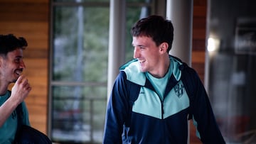 Kortajarena bromea con un compañero.