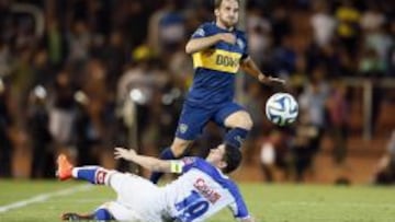 Fuenzalida disputando un bal&oacute;n en el partido contra Godoy Cruz que se jug&oacute; en Mendoza.