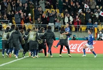 El banquillo japon谷s celebra el gol de Roko Ueki que pon赤a el 20 en el marcador del Estadio Regional de Wellington.