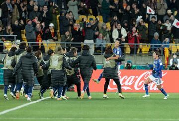 El banquillo japons celebra el gol de Roko Ueki que pona el 20 en el marcador del Estadio Regional de Wellington.