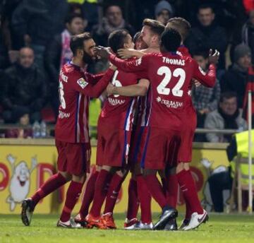 Los jugadores celebran el 1-2 de Saúl. 