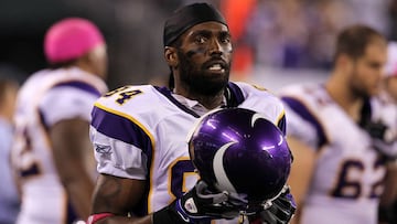 EAST RUTHERFORD, NJ - OCTOBER 11:  Randy Moss #84 of the Minnesota Vikings looks on against the New York Jets at New Meadowlands Stadium on October 11, 2010 in East Rutherford, New Jersey. The Jets won 29-20.  (Photo by Jim McIsaac/Getty Images)