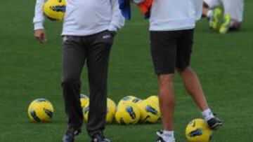 <b>BUSCA SOLUCIONES. </b>Mel, ayer con Roberto Ríos, en el entrenamiento verdiblanco en Barcelona.
