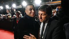 Paris Saint-Germain's French forward Kylian Mbappe (L) shakes hands with PSG's Brazilian sporting director Leonardo before the  2021 Ballon d'Or France Football award ceremony at the Theatre du Chatelet in Paris on November 29, 2021. (Photo by FRANCK FIFE / AFP) 
PUBLICADA 30/11/21 NA MA05 1COL