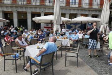 Los ingleses esperan la hora del partido disfrutando de las terrazas de la Plaza Mayor.