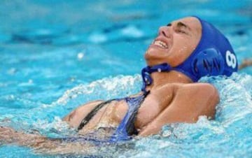 El ba?ador puede jugar malas pasadas a las jugadoras de waterpolo. descuido