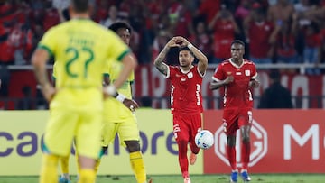 AME566. CALI (COLOMBIA), 05/03/2026.- Yeison Guzmán (c) de América celebra un gol este jueves, durante un partido de la primera fase de la Copa Sudamericana entre América y Bucaramanga en el estadio Pascual Guerrero en Cali (Colombia). EFE/ Ernesto Guzmán