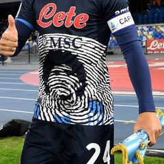 El Napoles estrena la camiseta en honor a Maradona