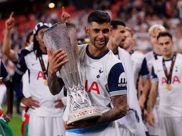 Los jugadores del Tottenham desataron la euforia tras conquistar la Europa League en una noche mágica en San Mamés. Abrazos, cánticos y emoción pura sobre el césped que fue testigo de su gesta histórica.