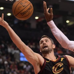 Love, en rebeldía: "Adelante, múltame, tengo mucho dinero"