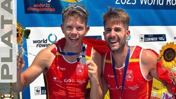 Antonio Díaz y Jorge Knabe, posando con la medalla de plata conseguida en los Mundiales de Remo sub 23. @fed_esp_remo