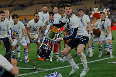 El conjunto txuri‑urdin celebra sobre el césped el título de la Copa del Rey, logrado tras una final que se resolvió en la tanda de penaltis.