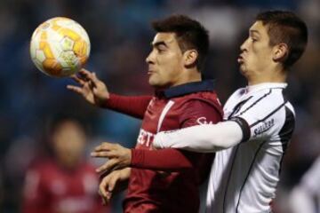 David Llanos disputa el balón con Joaquin Pereyra.