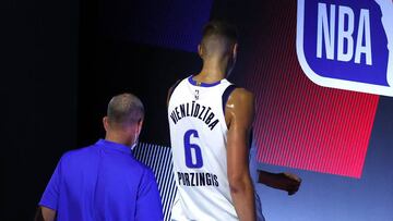 Kristaps Porzingis, pívot de Dallas Mavericks, se retira del partido ante los Clippers tras ser expulsado por dos técnicas.