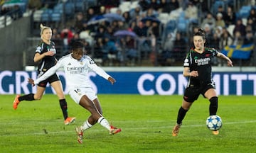 Linda Caicedo define con la diestra para hacer el 1-0 del Real Madrid al Arsenal.