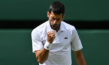 Novak Djokovic celebra con rabia la consecución de un punto en el primer set.