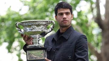 Carlos Alcaraz, con el trofeo Norman Brookes Challenge Cup del Open de Australia.