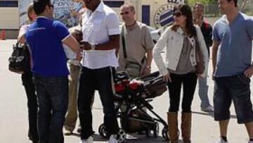 <b>¿UN HASTA LUEGO? </b>Carlos Kameni no quiso marcharse ayer de la Ciudad Deportiva sin despedirse antes de todos los presentes.