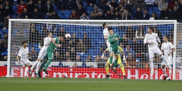 Gabriel pires anota de cabeza el gol con el que el Leganes ganó en el Bernabéu en enero de 2018. 