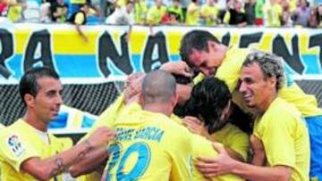 <b>COMUNIÓN. </b>Un piña de jugadores amarillos felicita a Javi Guerrero, que estrenó ayer su cuenta goleadora frente al Numancia.