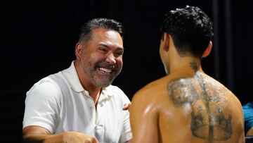 DALLAS, TEXAS - APRIL 09: Boxing promoter Oscar De La Hoya speaks to Ryan Garcia during a media workout at World Class Boxing Gym on April 09, 2024 in Dallas, Texas.   Sam Hodde/Getty Images/AFP (Photo by Sam Hodde / GETTY IMAGES NORTH AMERICA / Getty Images via AFP)
