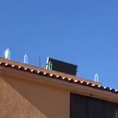 Por qué los peruanos colocan botellas con agua en los tejados