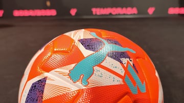 MADRID, 03/04/2025.- Fotografía del nuevo balón de La Liga EA Sports e Hypermotion presentado este jueves, en Madrid. El balón, de color rojo y con detalles blancos y azules en forma de rayas, se estrenará este viernes a las 20:30 horas en el partido entre el Castellón y el Albacete, correspondiente a la trigesimocuarta jornada de LaLiga Hypermotion, en el Estadio Skyfi Castalia. EFE EFE/ Claudio Rosa