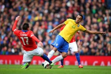 Gary Medel lucha la pelota con Souza.