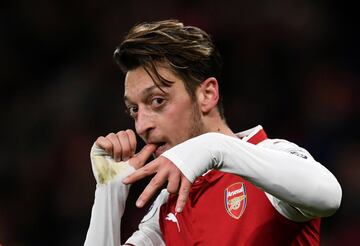 Con la llegada de Bale, Özil y Di María se pusieron en el punto de mira. Un día después de la llegada de Bale, Mesut Özil se marchó al Arsenal, que pagó 47 millones de euros por él. 