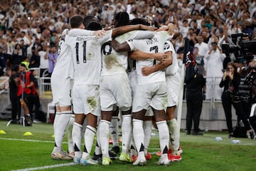 Los jugadores celebran el gol de Bellingham.