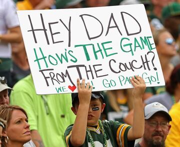 Este niño cabronazo le robó la entrada a su padre y encima se chotea de él con un cartel preguntandole que como se ve el partido desde el sofá. Si es que los niños en Green Bay están asalvajados...