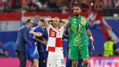 El portero de la selección italiana, Gianluigi Donnarumma, junto a Luka Modric, que se lamenta tras el empate final.