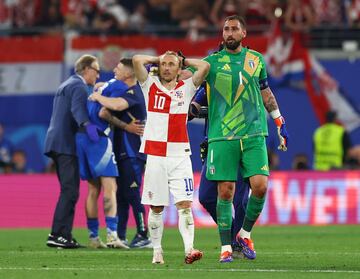 El portero de la selección italiana, Gianluigi Donnarumma, junto a Luka Modric, que se lamenta tras el empate final.