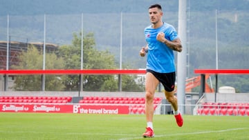 Yuri Berchiche corriendo en Lezama.