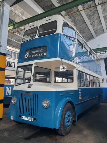 El Leyland Titan OPD 2/7 fue uno de los últimos autobuses de dos pisos en circular por Madrid. Adquirido por la EMT en 1957, ofrecía gran capacidad y una imponente presencia urbana. Con volante a la derecha y sin dirección asistida, exigía gran destreza al volante. Fue retirado en 1969 y hoy forma parte del patrimonio histórico de la EMT.