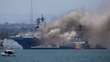 Un incendio arde en el buque naval USS Bonhomme Richard en la Base Naval de San Diego el 12 de julio de 2020 en San Diego, California.