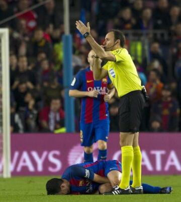 Sergio Busquets y el árbitro Mateu Lahoz.