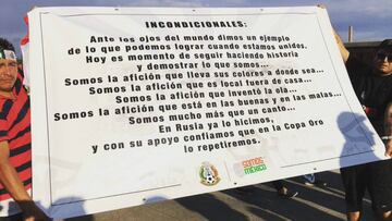 Diversos seguidores de la Selección Mexicana mostraron algunas leyendas para terminar con el grito, pero éste se mantuvo en el Sports Authority Field de Denver.