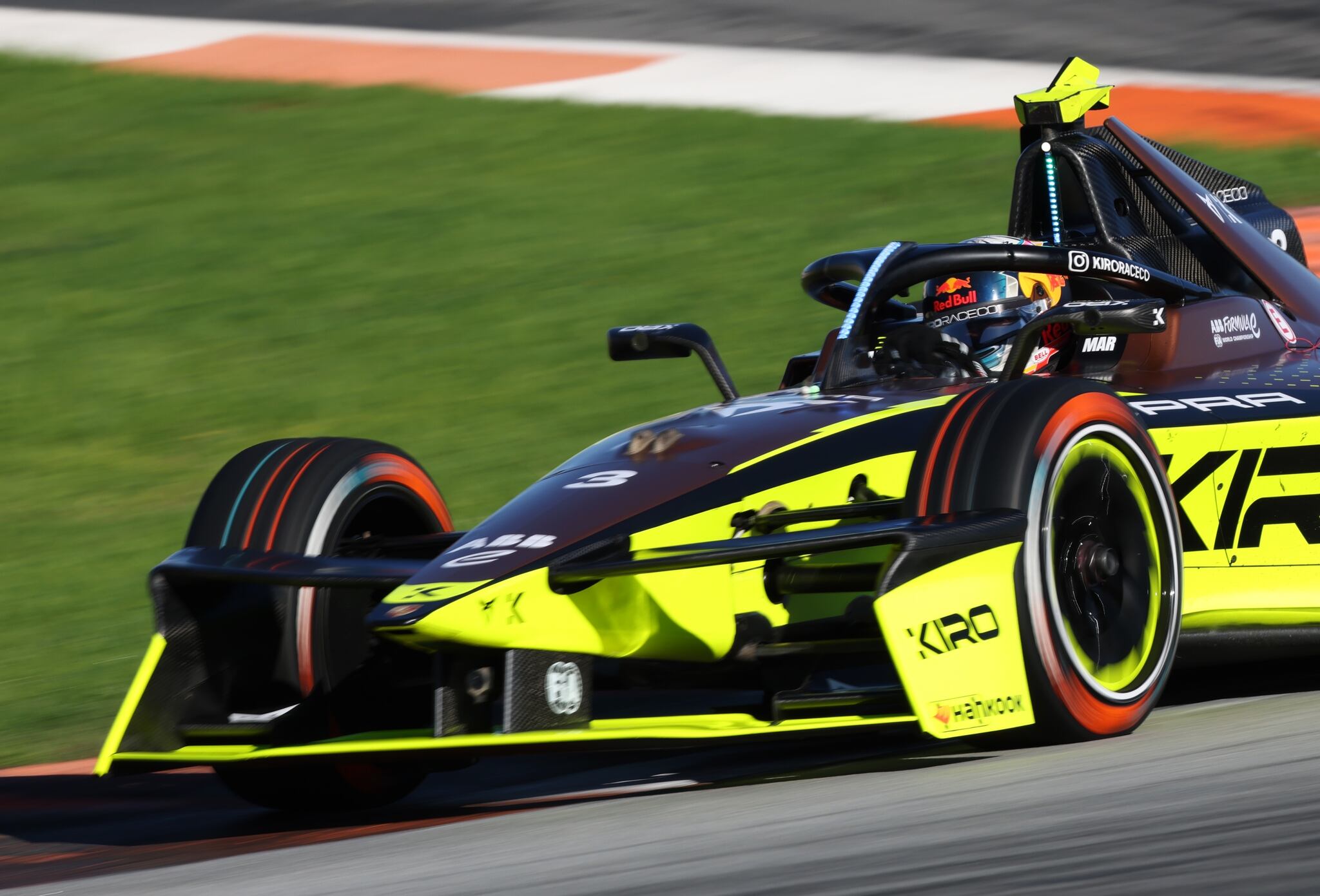 Pepe Martí, con el Cupra Kiro en Valencia.