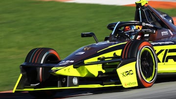 Pepe Martí, con el Cupra Kiro en Valencia.