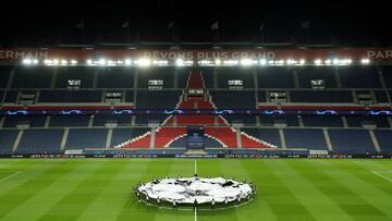 Soccer Football - Champions League - Round of 16 Second Leg - Paris St Germain v Borussia Dortmund - Parc des Princes, Paris, France - March 11, 2020  General view as the teams line up before the match  UEFA Pool/Handout via REUTERS ATTENTION EDITORS - TH