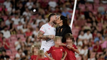 25.000 aficionados acuden al estadio Ramón Sánchez Pizjuán a la presentación de Sergio Ramos, nuevo fichaje del Sevilla. En la imagen, el jugador con su esposa, Pilar Rubio y sus hijos.