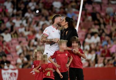 25.000 aficionados acuden al estadio Ramón Sánchez Pizjuán a la presentación de Sergio Ramos, nuevo fichaje del Sevilla. En la imagen, el jugador con su esposa, Pilar Rubio y sus hijos.